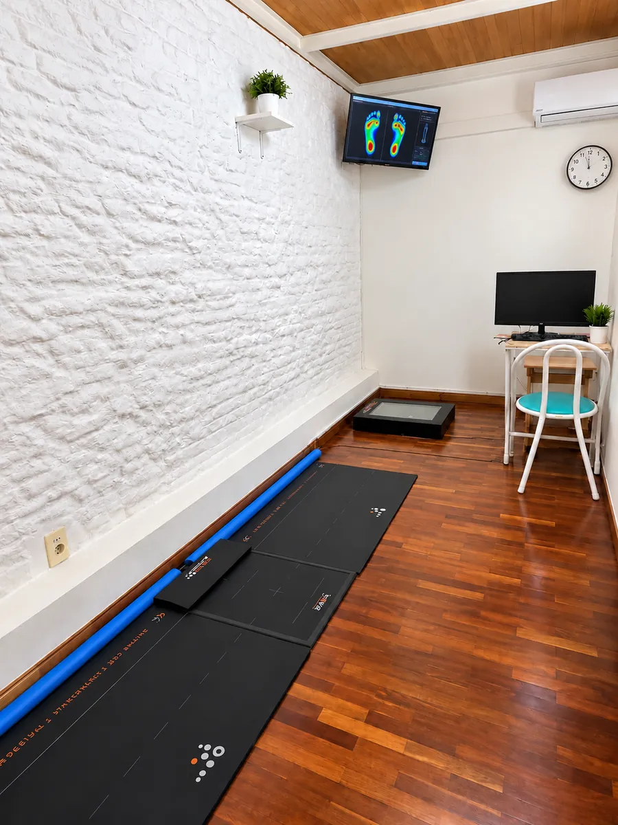 Consultorio de estudio biomecánico de Clínica Testa, con plataforma de presiones y pantalla con el mapa de apoyo de ambos pies